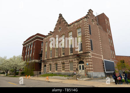 Holland, Michigan, Stati Uniti d'America - 11 Maggio 2019: vecchi edifici di fronte al Centennial Park nel centro cittadino Foto Stock