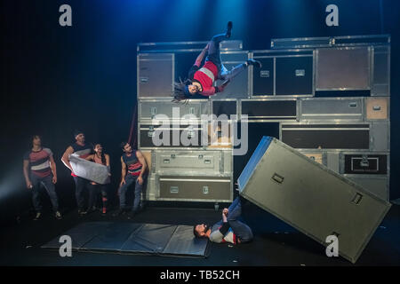 FLIP Fabrique eseguire il transito. Rinomato circus troupe dal Canada eseguire varie acrobazie durante il Festival Underbelly Southbank, Londra, Regno Unito. Foto Stock