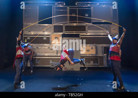 FLIP Fabrique eseguire il transito. Rinomato circus troupe dal Canada eseguire varie acrobazie durante il Festival Underbelly Southbank, Londra, Regno Unito. Foto Stock