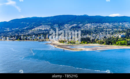 North Vancouver e West Vancouver attraverso Burrard ingresso, l'ingresso nel porto di Vancouver visto dalla prospettiva punto in Vancouver Stanley Park, BC Foto Stock