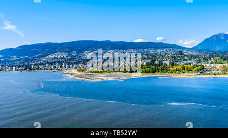 North Vancouver e West Vancouver attraverso Burrard ingresso, l'ingresso nel porto di Vancouver visto dalla prospettiva punto in Vancouver Stanley Park, BC Foto Stock