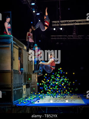 FLIP Fabrique eseguire il transito. Rinomato circus troupe dal Canada eseguire varie acrobazie durante il Festival Underbelly Southbank, Londra, Regno Unito. Foto Stock