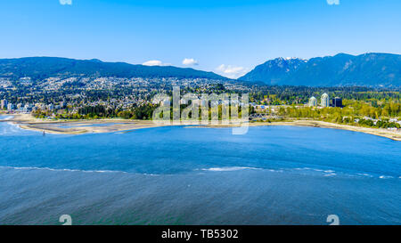 North Vancouver e West Vancouver attraverso Burrard ingresso, l'ingresso nel porto di Vancouver visto dalla prospettiva punto in Vancouver Stanley Park, BC Foto Stock