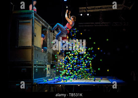 FLIP Fabrique eseguire il transito. Rinomato circus troupe dal Canada eseguire varie acrobazie durante il Festival Underbelly Southbank, Londra, Regno Unito. Foto Stock