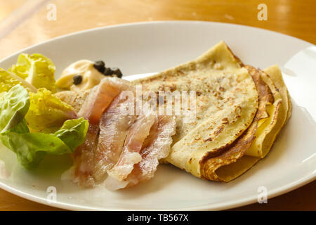 Gravlax con pancake servita foglie di insalata Foto Stock