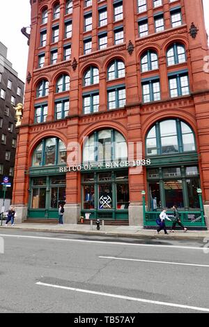 Houston Street facciata di REI Co-Op, il negozio di punta SoHo noto per l'abbigliamento e le attrezzature all'aperto, New York, NY, USA Foto Stock