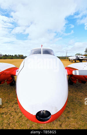 Isola di Cuyo, Palawan Provincia, Filippine: Close-up di un rosso e colorato di bianco Piper Aztech business cargo aereo parcheggio all'aeroporto di Cuyo Foto Stock