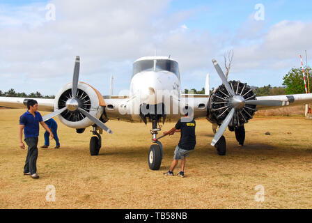 Isola di Cuyo, Palawan Provincia, Filippine: Volpar Beechcraft cargo aereo con motore aperto in manutenzione all'aeroporto Foto Stock