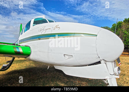 Isola di Cuyo, Palawan Provincia, Filippine: Close-up di Twin Beechcraft Bonanza utility modello di aeromobile 50, costruito 1965, parcheggio presso il Foto Stock