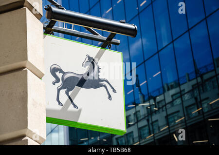 Banca di Lloyds ramo firmare visto contro un edificio moderno in vetro su Leadenhall Street a Londra. Foto Stock