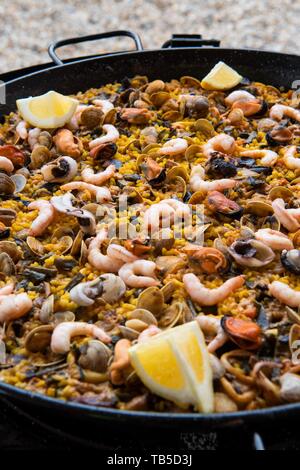 La paella spagnola, coppa di riso con pesce e frutti di mare, Andalusia, Spagna Foto Stock