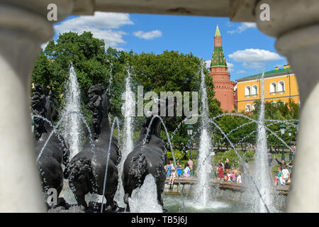 Mosca, Russia - Luglio 2018: Il calore nella città. Le persone a rilassarsi da fresche fontana nel giardino della città nel caldo clima estivo. Foto Stock