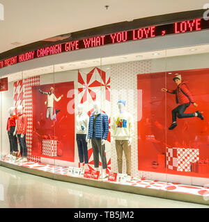BANGKOK, Tailandia - 22 dicembre 2018 : anteriore di Uniqlo store. Il lusso e il marchio di moda la finestra di visualizzazione. Collezione Inverno accogliente il Natale Foto Stock