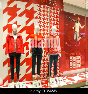 BANGKOK, Tailandia - 22 dicembre 2018 : anteriore di Uniqlo store. Il lusso e il marchio di moda la finestra di visualizzazione. Collezione Inverno accogliente il Natale Foto Stock