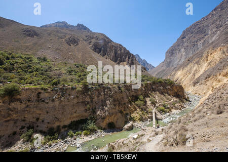 Sentiero e vista panoramica del Canyon del Colca con il villaggio di San Juan de Chucho, Cabanaconde distretto, Perù Foto Stock