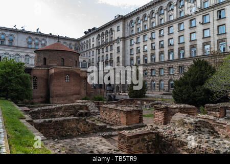 Sofia, Bulgaria - 2 Maggio 2019: Antico complesso archeologico e la chiesa di San Giorgio, Sofia, Bulgaria Foto Stock