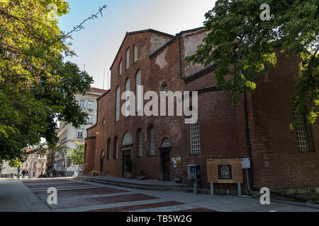 Sofia, Bulgaria - 2 Maggio 2019: Antica Basilica di Santa Sofia chiesa vicino al monumento del milite ignoto in Sofia Bulgaria Foto Stock