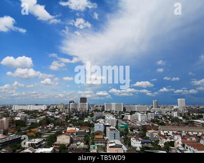 Bangkok, Thailand-May 29,2019 luminoso bianco cielo blotches riempito con blu casa stretto e costruzione Foto Stock