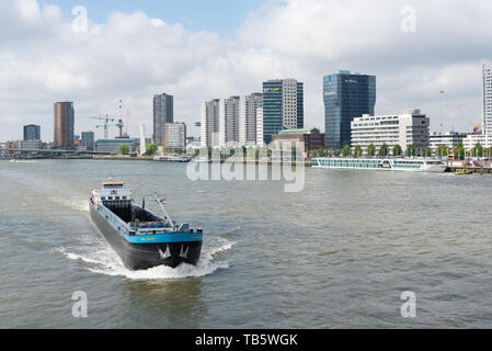 Rotterdam, Paesi Bassi - 9 Maggio 2019 : Una chiatta sul nuovo fiume Mosa con lo skyline della città in background Foto Stock