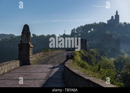 Cancello di ingresso della Fortezza di Tsarevets e Patriarca chiesa sulla collina di Tsarevets a Veliko Tarnovo, Bulgaria Foto Stock