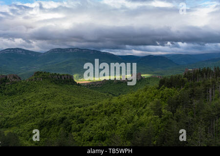 Panorama delle montagne di Belogradchik cliff rocce, natura gem landmark, Bulgaria Foto Stock