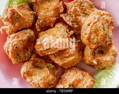 Pesce fritto dolci deliziosi ortaggi e sulla piastra / Deep pesce fritto pasty cibo tailandese Foto Stock