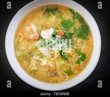 Il Suki in brodo / sukiyaki ciotola con gamberetti vegetale di maiale e uova sul tavolo da pranzo sfondo scuro Foto Stock