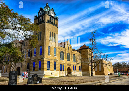 Prattville, Alabama, Stati Uniti d'America - 28 Gennaio 2017: l'originale Autauga County Courthouse come visto da un angolo della torre dell'orologio. Foto Stock