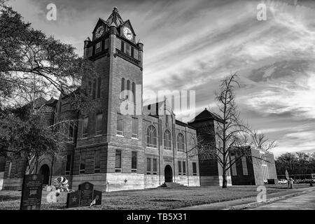 Prattville, Alabama, Stati Uniti d'America - 28 Gennaio 2017: l'originale Autauga County Courthouse come visto da un angolo della torre dell'orologio. Foto Stock