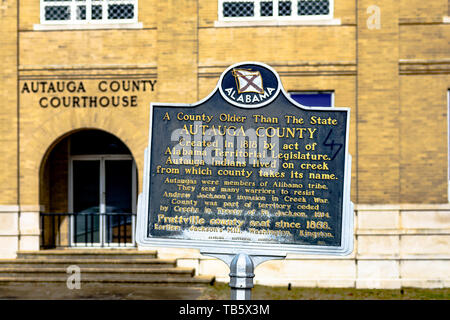 Prattville, Alabama, Stati Uniti d'America - 28 Gennaio 2017: entrata laterale al Autauga County Courthouse con la contea di Autauga marcatore storico in primo piano. Foto Stock