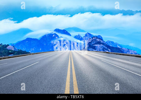 Dritto su strada asfaltata e belle montagne huangshan con nuvole di mare natura paesaggio Foto Stock