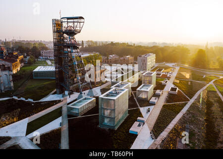 KATOWICE, Polonia - 20 settembre 2018: gli edifici moderni del Museo di Slesia accompagnata da un albero dell'ex miniera di carbone "Katowice', ora adattato come una torre di osservazione. Foto Stock