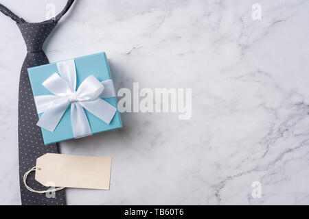 Evento design concept - vista superiore dei padri di layout di giorno con kraft confezione regalo e una cravatta in bianco sullo sfondo di legno, copia spazio per mock up Foto Stock