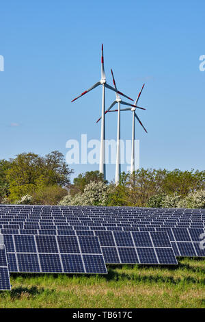 I pannelli solari e le turbine eoliche visto in Germania Foto Stock