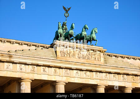 Dettaglio della quadriga sulla sommità della famosa Porta di Brandeburgo a Berlino Foto Stock