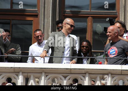 Robert KOVAC, Niko Kovac, Karl-Heinz Rummenigge und Hans-Wilhelm Müller-Wohlfahrt bei der Meisterfeier des FC Bayern München auf dem Balkon des Rathau Foto Stock