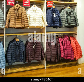 BANGKOK, Tailandia - 22 dicembre 2018 : anteriore di Uniqlo store. Il lusso e il marchio di moda la finestra di visualizzazione. Collezione Inverno accogliente il Natale Foto Stock