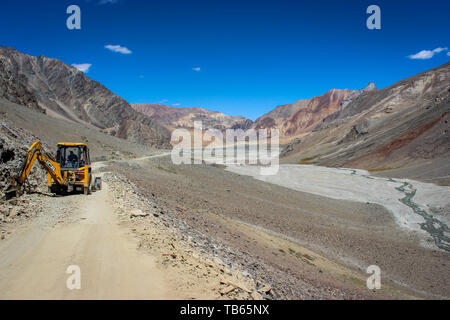 Ladakh, Jammu e Kashmir India:- datata 3 maggio 2019: un bulldozer lavora sui lavori di manutenzione stradale lungo l Autostrada Leh-Manali Foto Stock