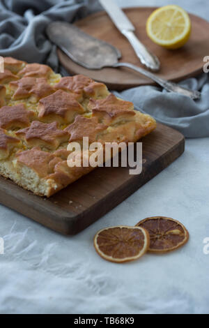 Pezzo di torta al limone per una prima colazione. Pezzo di torta al limone per una colazione su uno sfondo luminoso Foto Stock