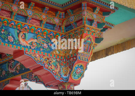 Ladakh, India:- datata 9 maggio 2019: i colori dei motivi decorativi di arte buddista a Hemis Museum di Ladkah, India Foto Stock