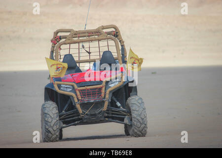 Ladakh, India: datato Maggio 8, 2019: Un off-road desert bike ATV in Ladakh, India. Avventure su ATV in Ladakh deserto. Foto Stock