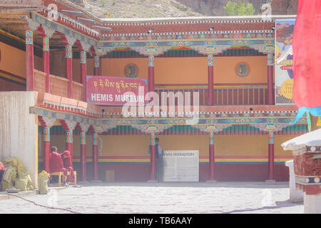 Ladakh, India:- datata 8 maggio 2019: l'architettura buddista con colorati motivi decorativi al museo di Hemis in Ladakh, India Foto Stock