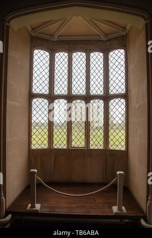 Bifora dove William Henry Fox Talbot ha effettuato per la prima volta in esposizione fotografica a Lacock Abbey, Wiltshire, Inghilterra, Regno Unito. Foto Stock