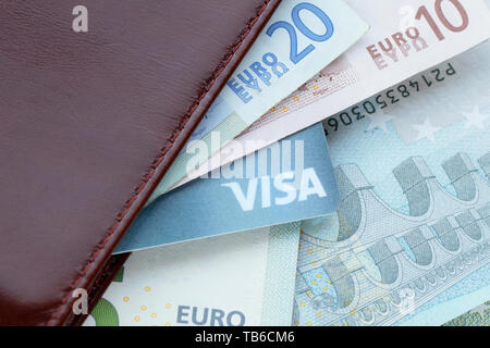 Mosca, Russia - Maggio 2019: passaporto, carta di credito Visa con il testo e le banconote in euro. Immagine può essere utilizzata per argomenti come business, finanza, banche, tra Foto Stock