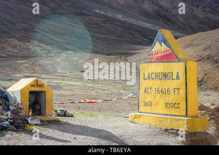 Ladakh, Jammu e Kashmir India:- datata 3 maggio 2019: una pietra miliare in Lachungla passano in Zanskar gamma sulla autostrada Leh-Manali Foto Stock