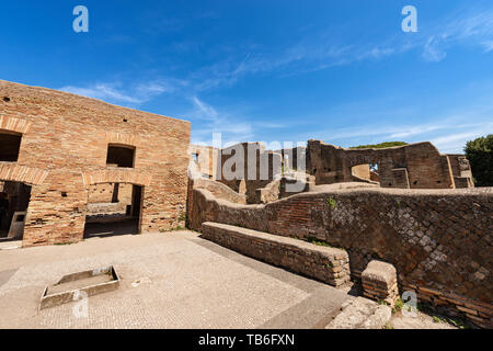 Ostia Antica, vecchi ruderi di edifici romani. Colonia fondata nel VII secolo A.C. Roma, sito patrimonio mondiale dell'UNESCO. Lazio, Italia, Europa Foto Stock