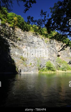 Little America, Ceco Canyon, è parzialmente allagata, abbandonata cava di calcare nei pressi del villaggio di Karlstejn, Central Bohemian Region, Repubblica Ceca, Agosto Foto Stock