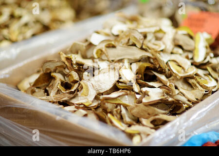 Funghi porcini secchi venduto su un mercato in Genova, liguria, Italy Foto Stock