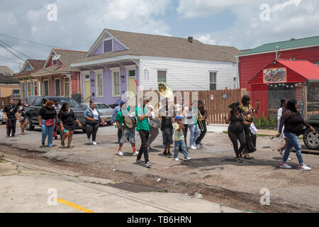 New Orleans, Louisiana - una processione funebre con balli e una banda di ottoni. Foto Stock