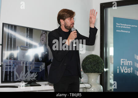 CANNES, Francia - 18 Maggio: Ruben Östlund assiste e piazzole pres durante il Film i gran premi annuali a pranzo durante la 72a Cannes Film Festival (Cr Foto Stock